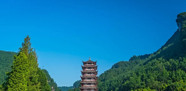 Pagoda en la entrada de Wulingyuan al parque nacional Zhangjiajie — Foto de Stock