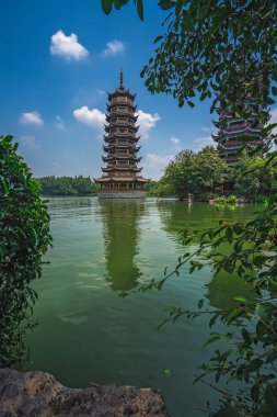 Guilin 'deki Shan Gölü' ndeki Sun Pagoda Kulesi