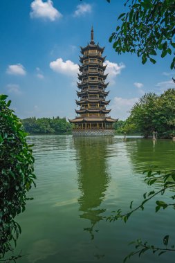 Guilin 'deki Shan Gölü' ndeki Sun Pagoda Kulesi