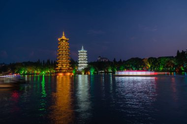 Geceleri Güneş ve Ay Pagodas Kuleleri