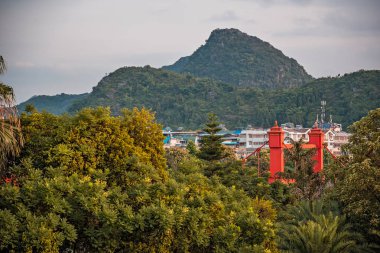 Guilin 'deki Sanduo Lu caddesinde kırmızı köprü.