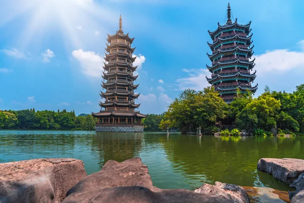 Zon en Maan Pagodas Torens bij Shan Lake in Guilin — Stockfoto