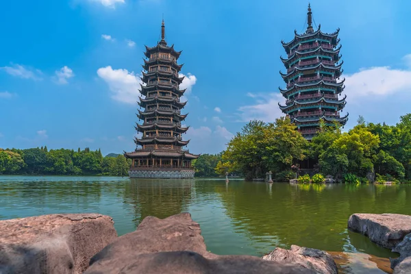 Zon en Maan Pagodas Torens bij Shan Lake in Guilin — Stockfoto