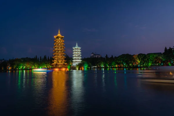 Zon en Maan Pagodas Torens 's nachts — Stockfoto