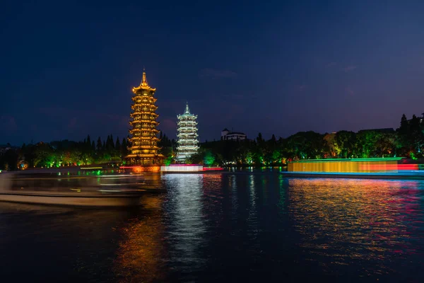 Zon en Maan Pagodas Torens 's nachts — Stockfoto