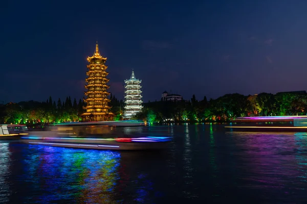 Zon en Maan Pagodas Torens 's nachts — Stockfoto