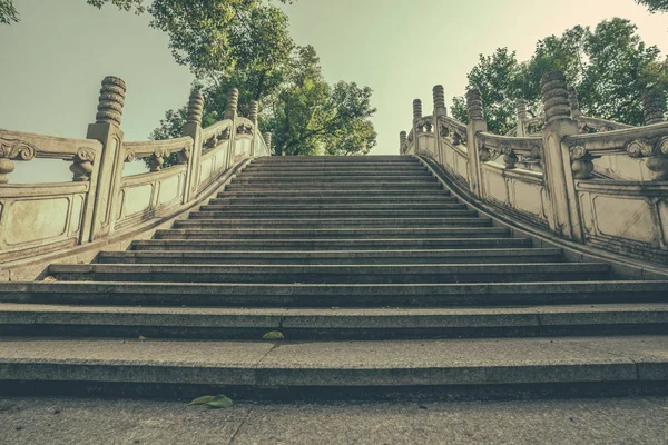 Puste szerokie schody marmurowego mostu na jeziorze Shan w Guilin — Zdjęcie stockowe