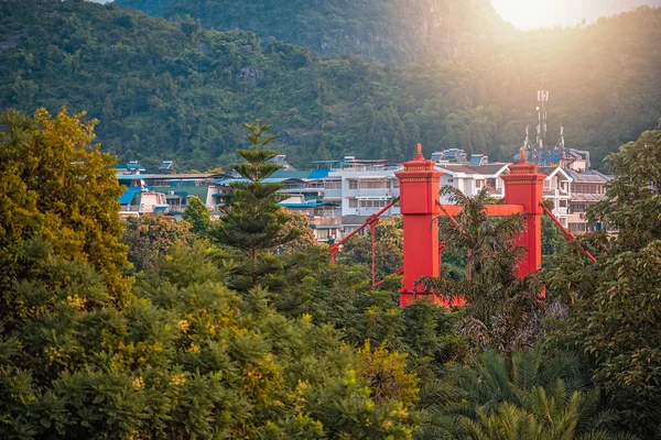 Puente rojo en la calle Sanduo Lu en Guilin —  Fotos de Stock