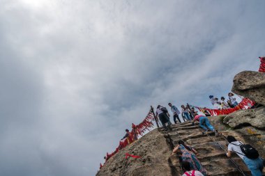 Huashan dağında Batı Tepesi 'nin zirvesine ulaşan kalabalık