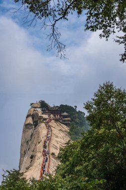 Huashan dağındaki West Peak tepesinde kalabalık var.
