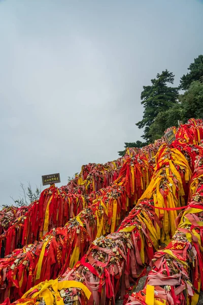 Rote Bänder und Vorhängeschlösser am Huashan-Berg — Stockfoto