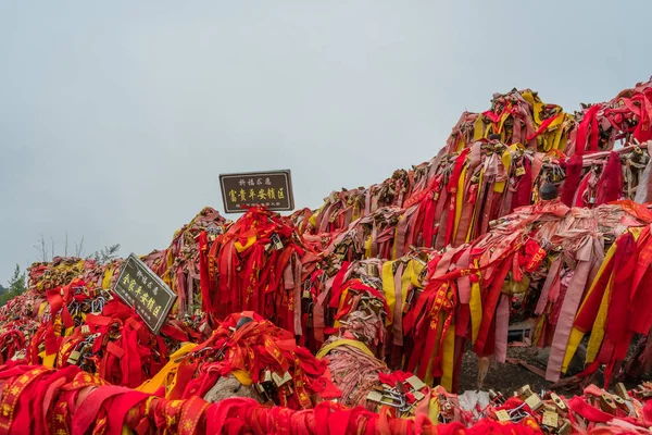 Röda band och hänglås längs stigen på Huashan Mountain — Stockfoto