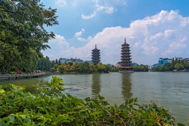 Guilin'de Güneş ve Ay Pagodas, Çin