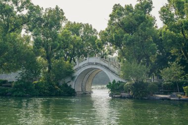 Guilin 'deki Shan Gölü' nde beyaz kemerli köprüler