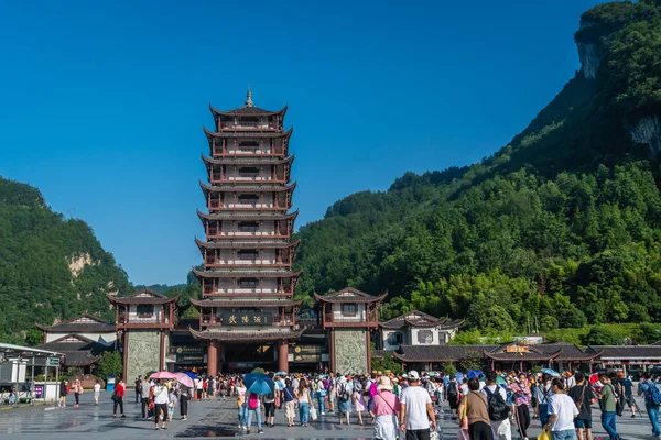 Pagoda en la entrada de Wulingyuan al parque nacional Zhangjiajie — Foto de Stock