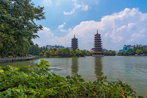 Zon en maan pagodes in Guilin, China — Stockfoto