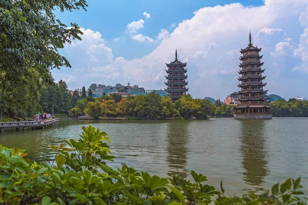 Zon en maan pagodes in Guilin, China — Stockfoto