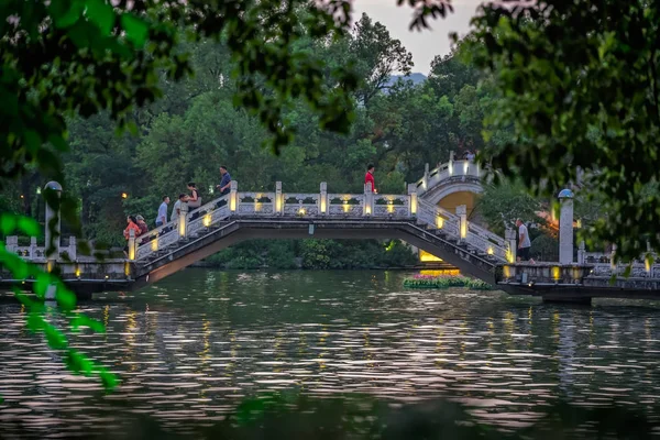 Paviljoen, brug en loopbrug op een meer in Guilin — Stockfoto