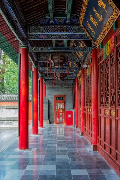 Zewnętrzny korytarz świątyni buddyjskiej — Zdjęcie stockowe
