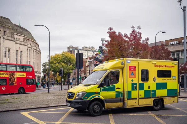 Pohotovostní ambulance spěchá do nemocnice — Stock fotografie