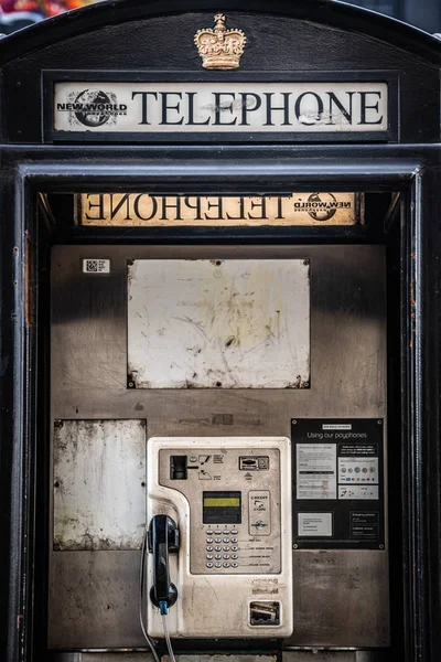 Antigua cabina telefónica de Londres en desuso —  Fotos de Stock