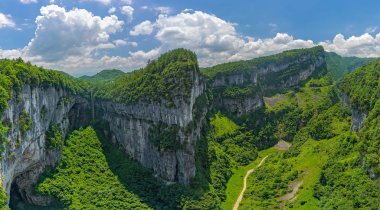 Wulong Ulusal Parkı 'ndaki vadi panoraması