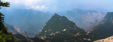 Hua Shan dağının batı tepesinden panoramik manzara