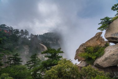 Hua Shan dağının batı tepesinden görünen dağ manzarası