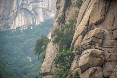 Huashan dağının Rocky yamacı.