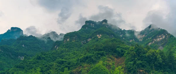 Panoramatický pohled na slavné posvátné hory Tchien-men — Stock fotografie