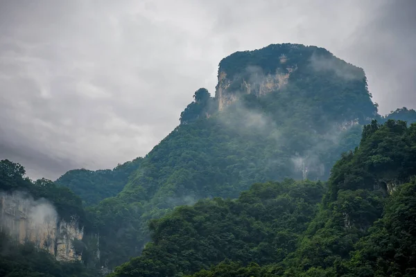 天门山被晨雾覆盖 — 图库照片