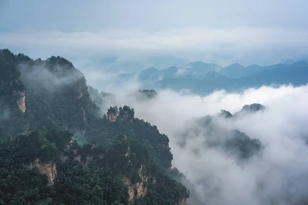 Nubes bajas que engullen pilares de piedra de las montañas de Tianzi en Zhangj — Foto de Stock