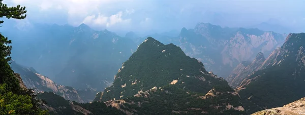 Vista panorámica desde la cumbre del Pico Oeste de la montaña Hua Shan —  Fotos de Stock