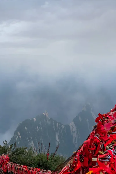 Дивовижний вид з вершини Заходу в горах Уашань. — стокове фото