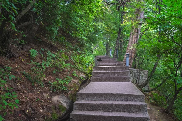 Treppen auf einem Bergweg in Huashan — Stockfoto