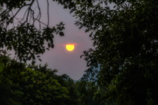 夕阳西下在桂林山湖上 — 图库照片