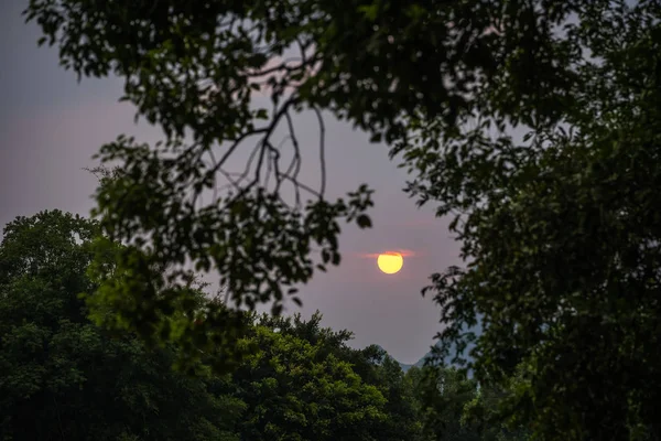 夕阳西下在桂林山湖上 — 图库照片