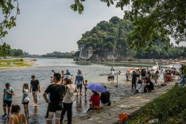 Guilin 'deki Fil Tepesi' nde insanlar var.
