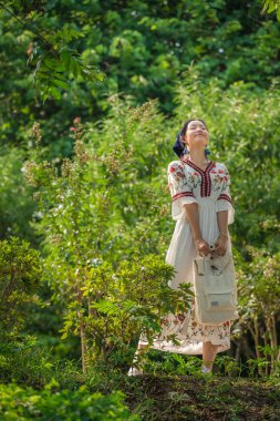 Parkta poz veren Çinli kadın.