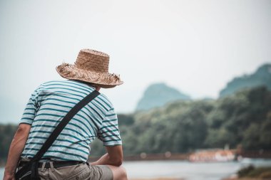 Li Nehri manzarasına bakan adam