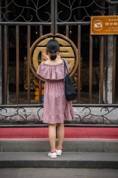 Mulher nos portões do Mosteiro de Wenshu — Fotografia de Stock