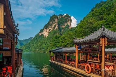 Baofeng Gölü 'nde yolcu bekleyen turist gemileri.
