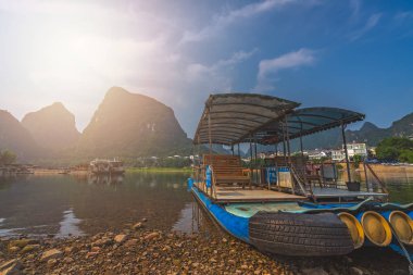 Yangshuo 'da Li Nehri kıyısında küçük tekneler.