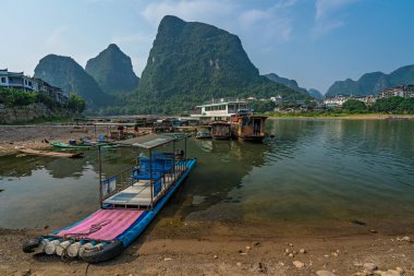 Yangshuo 'da Li Nehri kıyısında küçük tekneler.