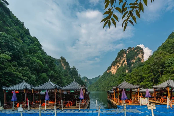 Tourist boats waiting for passengers on Baofeng Lake — Stock Photo, Image