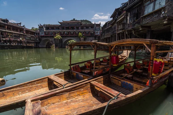 Stare drewniane łodzie w Fenghuang — Zdjęcie stockowe