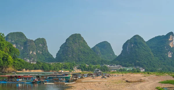 Pequeños barcos en la orilla del río Li en Yangshuo —  Fotos de Stock