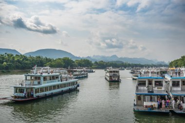 Çin 'de Li Nehri' nde yelken açan tekneler.