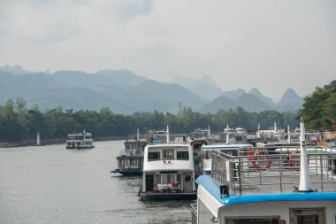 Çin 'de Li Nehri' nde yelken açan tekneler.