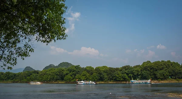 Barcos navegando en un río Li en China — Foto de Stock